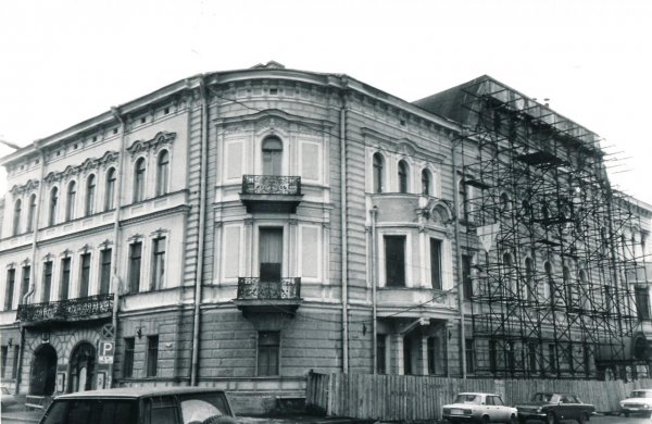 После пожара снаружи: угол на Шпалерную (Шпалерная улица, 18), фото — Андрей Агафонов, 1995